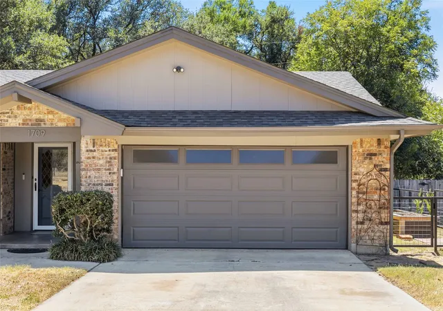 Photo 3 of Single family home for sale at 1709 Broadmoor Dr, Brownwood, TX 76801 | MLS# 21359801 | Listing updated on 2026-09-21