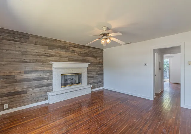 Photo 3 of Single family home for sale at 1002 W Sanford St, Arlington, TX 76012 | MLS# 21359697 | Listing updated on 2026-08-15