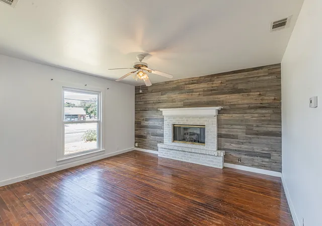 Photo 4 of Single family home for sale at 1002 W Sanford St, Arlington, TX 76012 | MLS# 21359697 | Listing updated on 2026-08-15