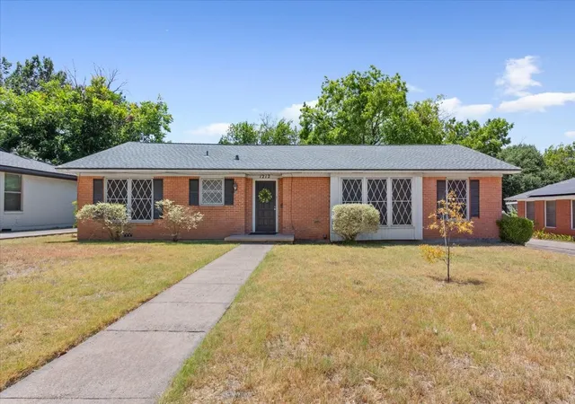Photo 1 of Single family home for sale at 1212 Guthrie Dr, Waco, TX 76710 | MLS# 21360103 | Listing updated on 2026-09-17