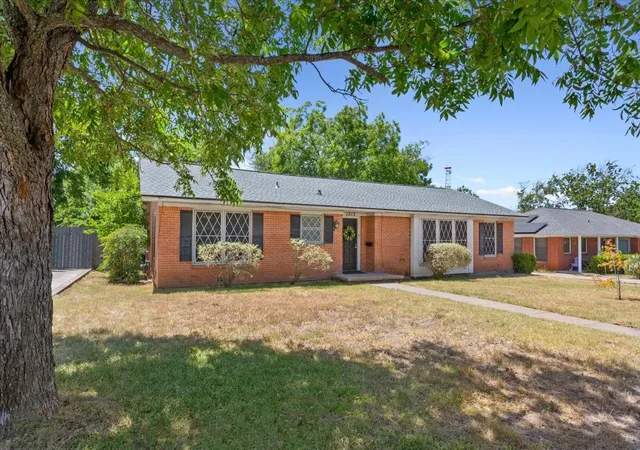 Photo 2 of Single family home for sale at 1212 Guthrie Dr, Waco, TX 76710 | MLS# 21360103 | Listing updated on 2026-09-17