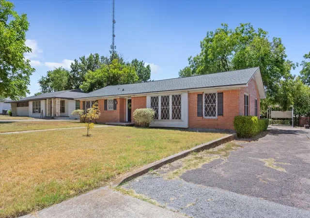 Photo 3 of Single family home for sale at 1212 Guthrie Dr, Waco, TX 76710 | MLS# 21360103 | Listing updated on 2026-09-17