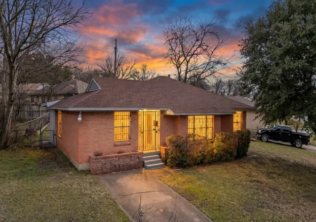 Photo 4 of Sale Pending at 3916 Kushla Ave, Dallas, TX 75216 | MLS# 21360179 | Listing updated on 2026-08-20