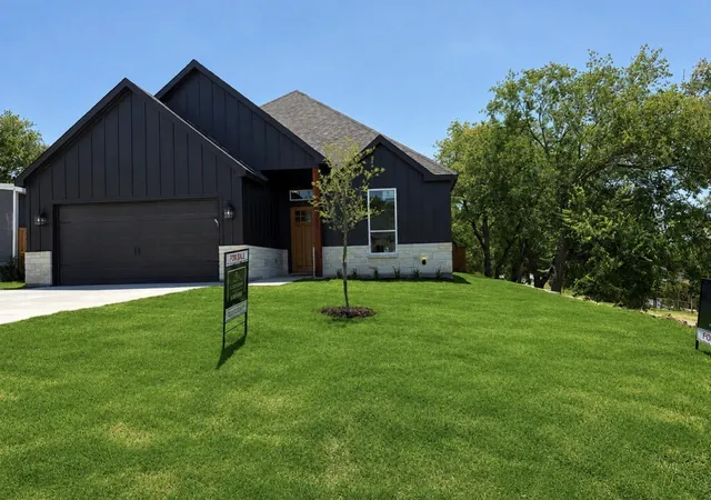 Single family home for sale at 2400 Irion Ave, Fort Worth, TX 76106 | MLS# 21359452