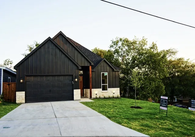 Photo 4 of Single family home for sale at 2400 Irion Ave, Fort Worth, TX 76106 | MLS# 21359452 | Listing updated on 2026-10-07