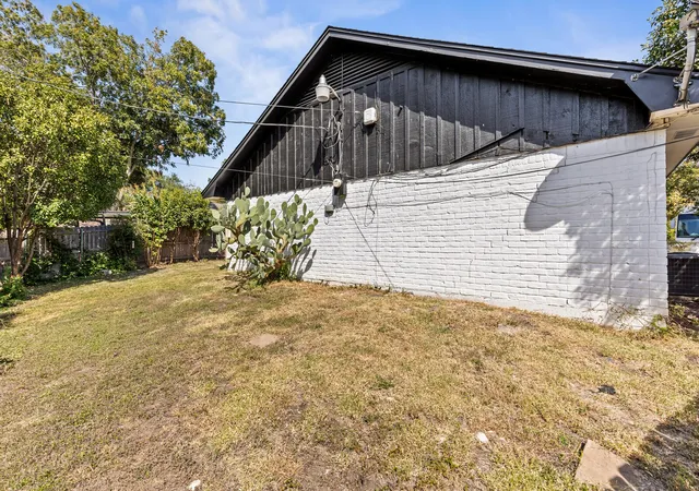 Photo 3 of Single family home for sale at 1700 Laurel Lake Dr, Waco, TX 76710 | MLS# 21360184 | Listing updated on 2026-10-02