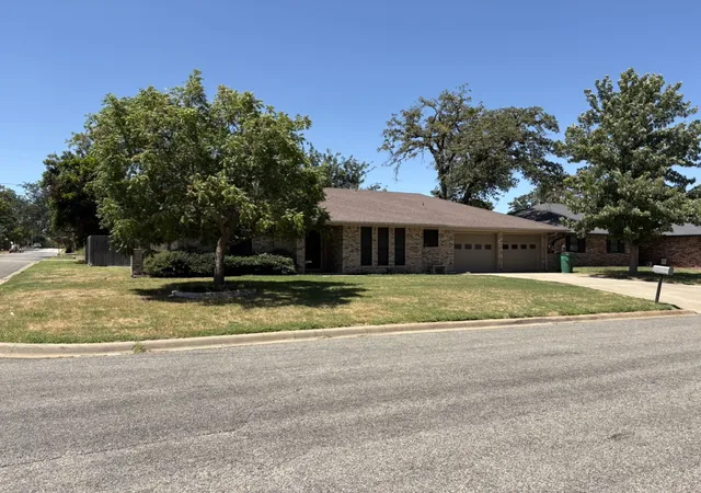 Photo 2 of Single family home for sale at 2104 N Woodland St, Stephenville, TX 76401 | MLS# 21359986 | Listing updated on 2026-08-17