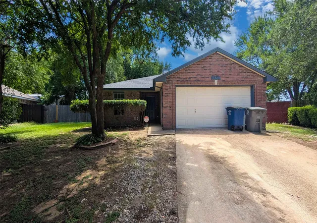 Photo 1 of Sale Pending at 1532 Marion Dr, Dallas, TX 75211 | MLS# 21360066 | Listing updated on 2026-10-02