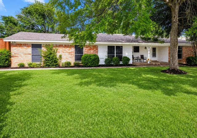 Photo 1 of Single family home for sale at 200 Hart Rd, Little Elm, TX 75068 | MLS# 21333312 | Listing updated on 2026-08-15