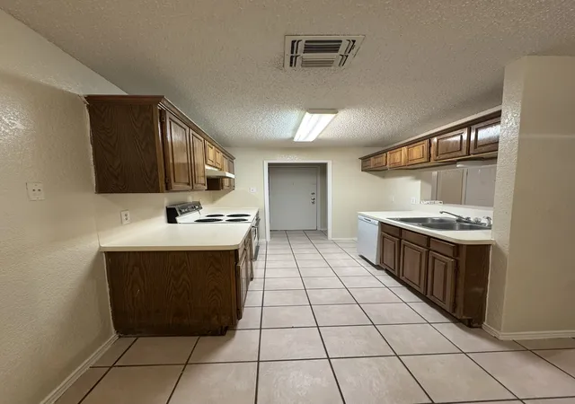 Listing Photo 5 - Condo for sale in building located at 4516-20 Halyard Ct, Fort Worth, TX 76135 - Unit #4516-4520