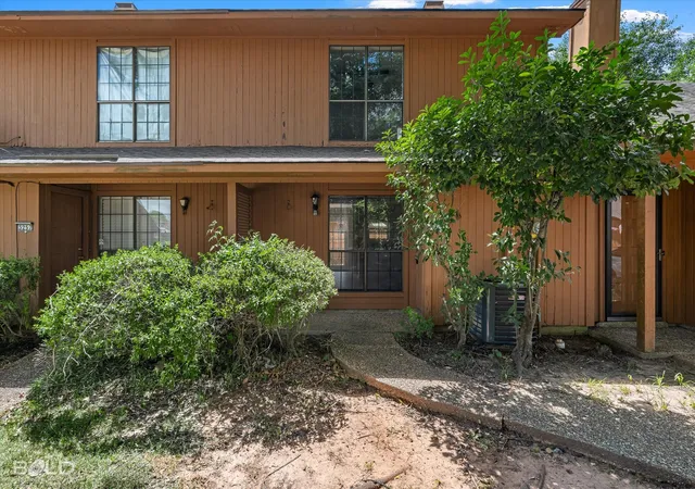 Photo 3 of Townhouse for sale at 3259 Eastwood Dr, Shreveport, LA 71105 | MLS# 21360405 | Listing updated on 2026-09-03