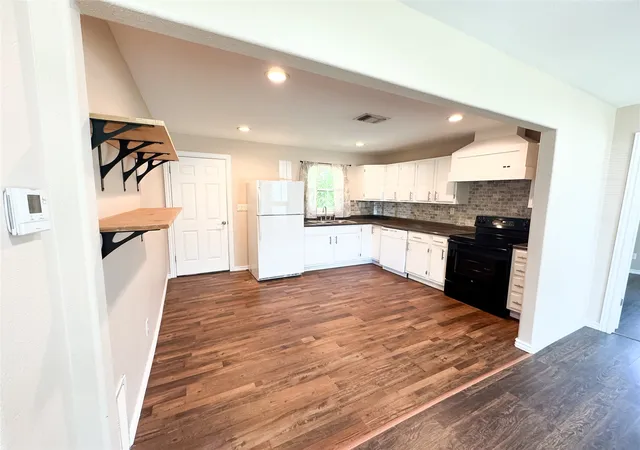 Photo 2 of Single family home for sale at 434 Woodlawn St, Sulphur Springs, TX 75482 | MLS# 21359802 | Listing updated on 2026-08-18