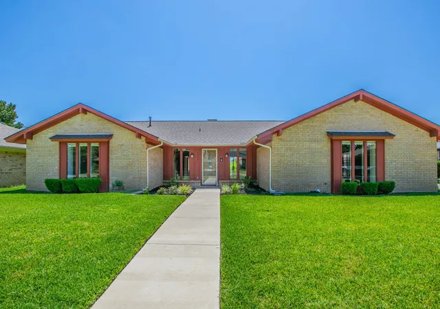 Photo 1 of Sale Pending at 4400 Kingswick Dr, Arlington, TX 76016 | MLS# 21360415 | Listing updated on 2026-09-21
