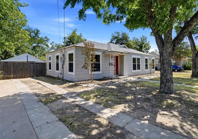 Photo 2 of Single family home for sale at 4005 Medford Rd, Fort Worth, TX 76103 | MLS# 21360491 | Listing updated on 2026-08-17