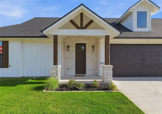 Photo 2 of Townhouse for sale at 200 E Ewell St, Granbury, TX 76048 | MLS# 21333445 | Listing updated on 2026-08-21