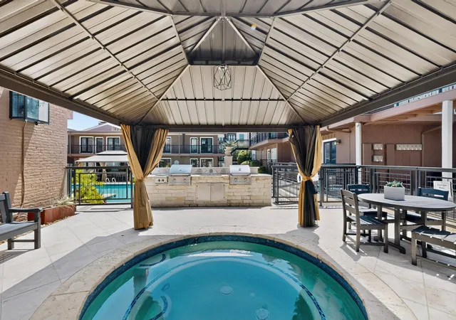 Listing Photo 5 - Condo for sale in building located at 5916 Sandhurst Ln, Dallas, TX 75206 - Unit #234