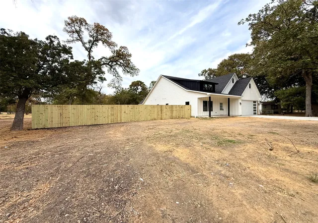 Photo 2 of Single family home for sale at 941 Robinhood Blvd, Mesquite, TX 75149 | MLS# 21360461 | Listing updated on 2026-10-01