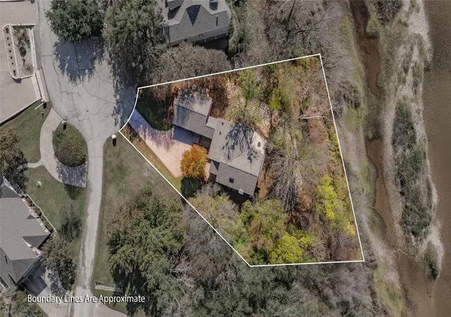 Photo 4 of Single family home for sale at 6521 Edgewood Ct, Granbury, TX 76049 | MLS# 21359677 | Listing updated on 2026-09-30