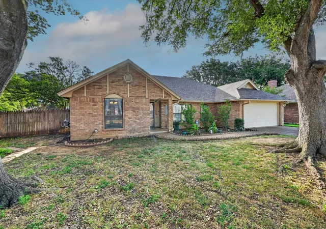 Photo 3 of Single family home for sale at 7005 Volley Ct, Fort Worth, TX 76133 | MLS# 21348566 | Listing updated on 2026-08-31