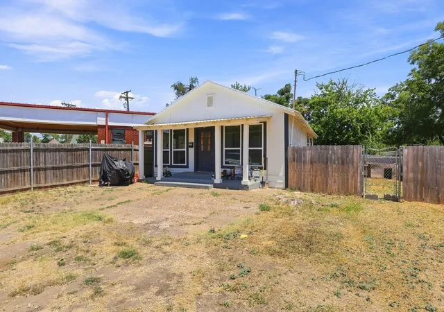 Photo 2 of Single family home for sale at 298 7th St, Honey Grove, TX 75446 | MLS# 21347755 | Listing updated on 2026-08-15