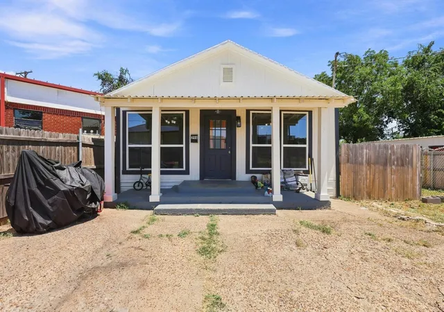 Photo 3 of Single family home for sale at 298 7th St, Honey Grove, TX 75446 | MLS# 21347755 | Listing updated on 2026-08-15
