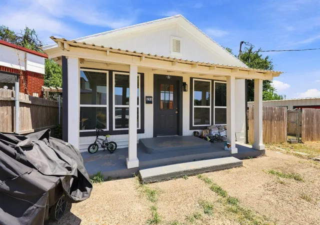Photo 3 of Single family home for sale at 298 7Th St, Honey Grove, TX 75446 | MLS# 21347755 | Listing updated on 2026-08-15