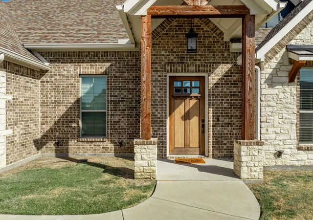Photo 2 of Single family home for sale at 6450 Eyrie Bnd, Waxahachie, TX 75167 | MLS# 21360672 | Listing updated on 2026-08-29