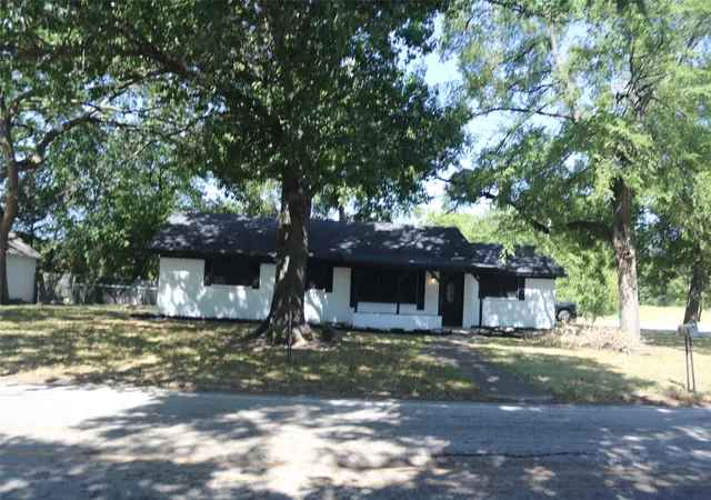 Photo 1 of Single family home for sale at 407 N Jefferson St, Kaufman, TX 75142 | MLS# 21360737 | Listing updated on 2026-09-02