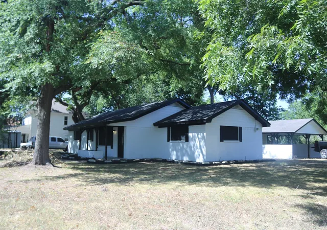 Photo 2 of Single family home for sale at 407 N Jefferson St, Kaufman, TX 75142 | MLS# 21360737 | Listing updated on 2026-09-02