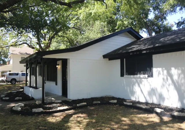 Photo 3 of Single family home for sale at 407 N Jefferson St, Kaufman, TX 75142 | MLS# 21360737 | Listing updated on 2026-09-02
