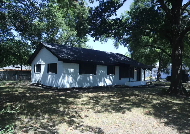 Photo 3 of Single family home for sale at 407 N Jefferson St, Kaufman, TX 75142 | MLS# 21360737 | Listing updated on 2026-09-02