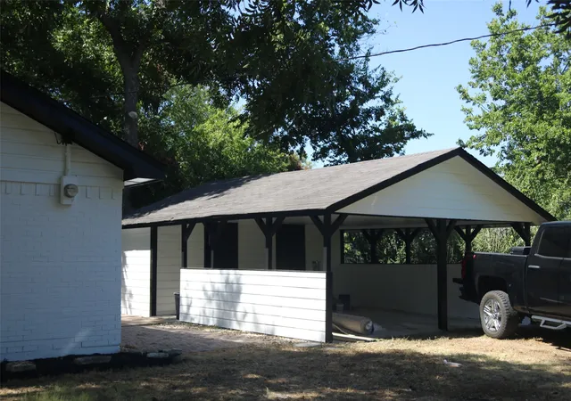 Photo 4 of Single family home for sale at 407 N Jefferson St, Kaufman, TX 75142 | MLS# 21360737 | Listing updated on 2026-09-02