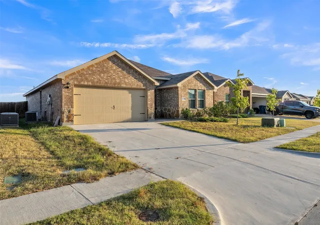 Photo 1 of Single family home for sale at 1748 Duskwood Dr, Lancaster, TX 75146 | MLS# 21360796 | Listing updated on 2026-09-02