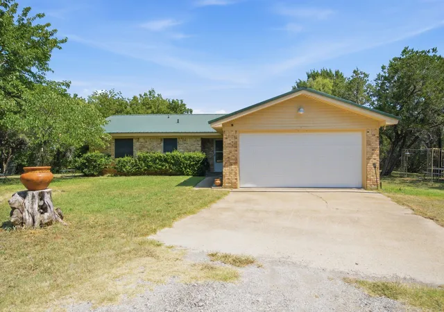 Photo 2 of Single family home for sale at 135 Indian Mountain Ct, Granbury, TX 76048 | MLS# 21356243 | Listing updated on 2026-08-15
