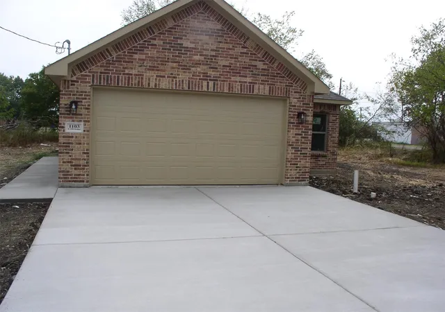 Photo 1 of Single family home for sale at 1103 E 12th Ave, Corsicana, TX 75110 | MLS# 21360710 | Listing updated on 2026-08-17