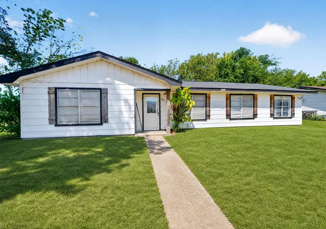 Photo 1 of Single family home for sale at 1020 10th St, Cooper, TX 75432 | MLS# 21360728 | Listing updated on 2026-08-16