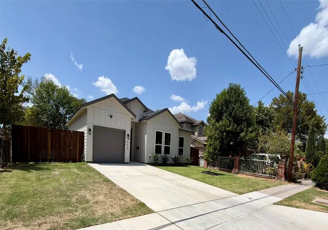 Photo 2 of Sale Pending at 559 Pleasant Vista Dr, Dallas, TX 75217 | MLS# 21360907 | Listing updated on 2026-08-26