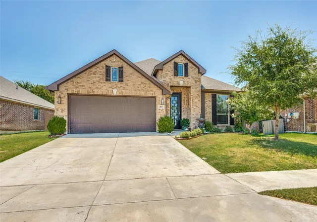 Photo 2 of Single family home for sale at 403 Lakeview Dr, Alvarado, TX 76009 | MLS# 21360599 | Listing updated on 2026-09-22