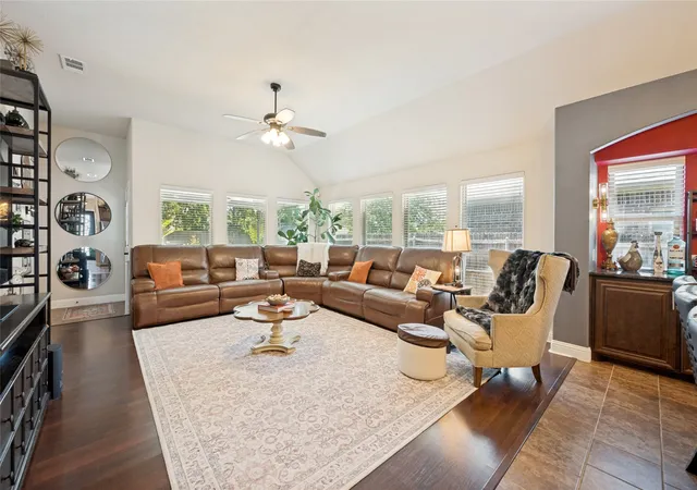 Photo 4 of Single family home for sale at 403 Lakeview Dr, Alvarado, TX 76009 | MLS# 21360599 | Listing updated on 2026-09-22