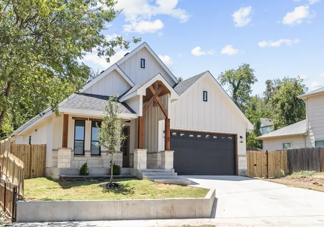 Photo 3 of Sale Pending at 705 Cliff St, Fort Worth, TX 76164 | MLS# 21360591 | Listing updated on 2026-10-06