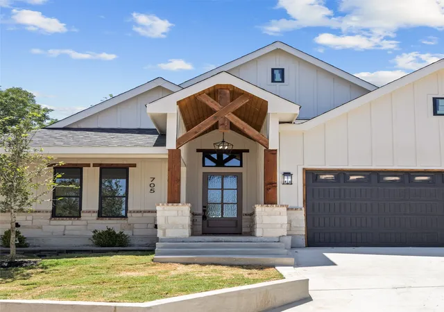 Photo 3 of Sale Pending at 705 Cliff St, Fort Worth, TX 76164 | MLS# 21360591 | Listing updated on 2026-10-06