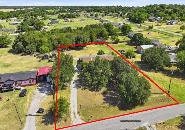 Photo 3 of Manufactured home for sale at 110 Draper Dr, Springtown, TX 76082 | MLS# 21332187 | Listing updated on 2026-09-19