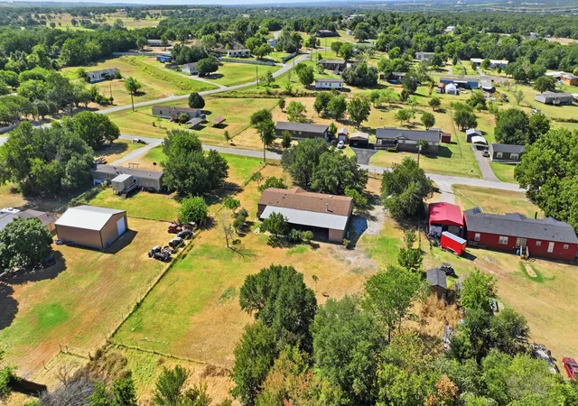 Photo 3 of Manufactured home for sale at 110 Draper Dr, Springtown, TX 76082 | MLS# 21332187 | Listing updated on 2026-09-19