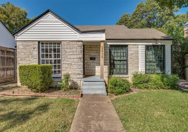 Photo 1 of Single family home for sale at 2435 W 10th St, Dallas, TX 75211 | MLS# 21359019 | Listing updated on 2026-08-16