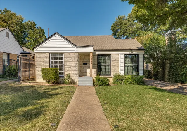 Photo 2 of Single family home for sale at 2435 W 10th St, Dallas, TX 75211 | MLS# 21359019 | Listing updated on 2026-08-16