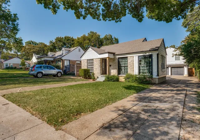 Photo 3 of Single family home for sale at 2435 W 10th St, Dallas, TX 75211 | MLS# 21359019 | Listing updated on 2026-08-16