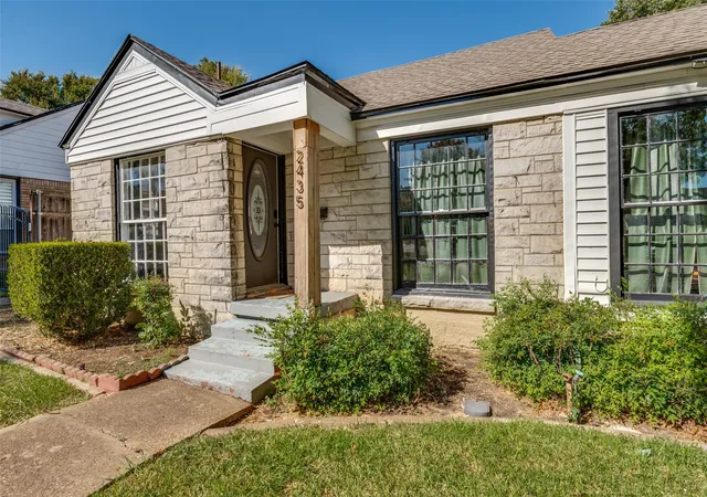 Photo 3 of Single family home for sale at 2435 W 10Th St, Dallas, TX 75211 | MLS# 21359019 | Listing updated on 2026-08-16