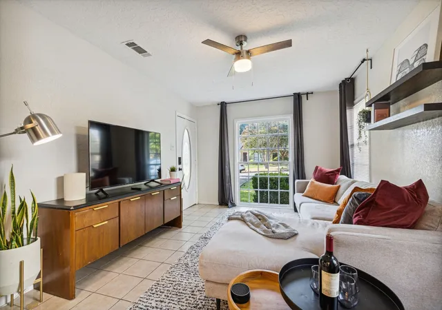 Photo 4 of Single family home for sale at 2435 W 10Th St, Dallas, TX 75211 | MLS# 21359019 | Listing updated on 2026-08-16
