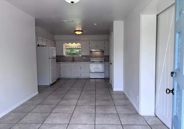 Photo 4 of House for sale at 290 N Barker St, Stephenville, TX 76401 | MLS# 21360191 | Listing updated on 2026-08-17