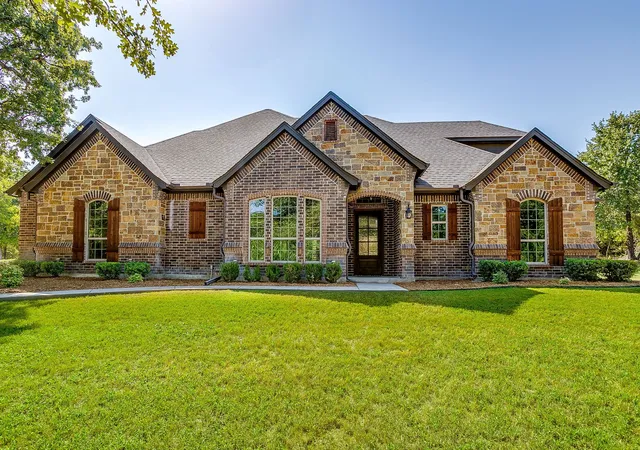 Photo 3 of Single family home for sale at 7259 Oak Creeks Ct, Fort Worth, TX 76135 | MLS# 21360425 | Listing updated on 2026-08-26